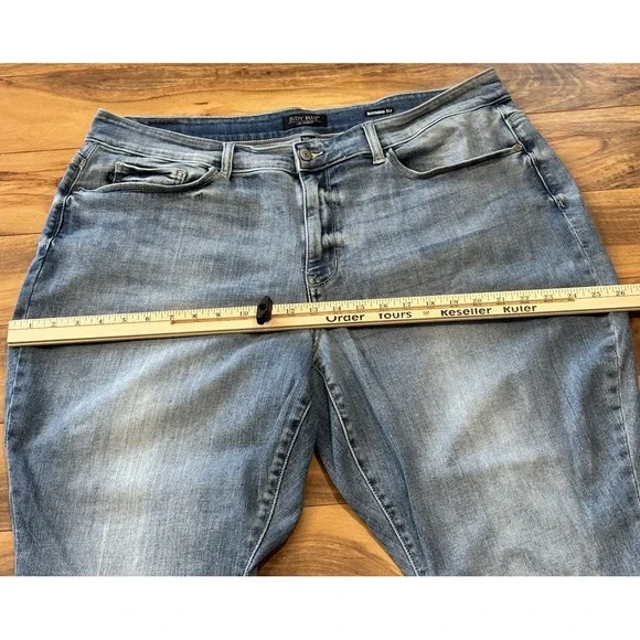 Judy Blue Womens 20W Boyfriend Fit Jeans Light Wash Stretch Cuffed JB82335 - Picture 11 of 12